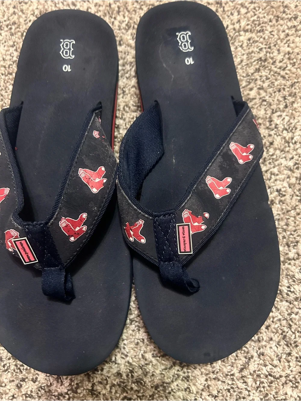 Vineyard Vines Men's Navy Flip-Flops with Red Logo Pattern